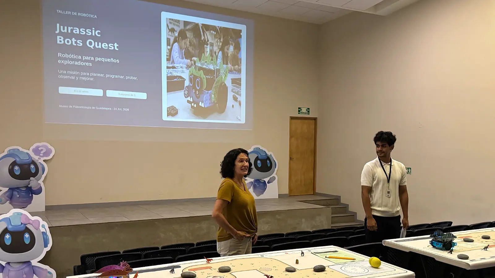 Directora del Museo de Paleontología de Guadalajara y representante de Innademy junto a las pistas de Jurassic Bots