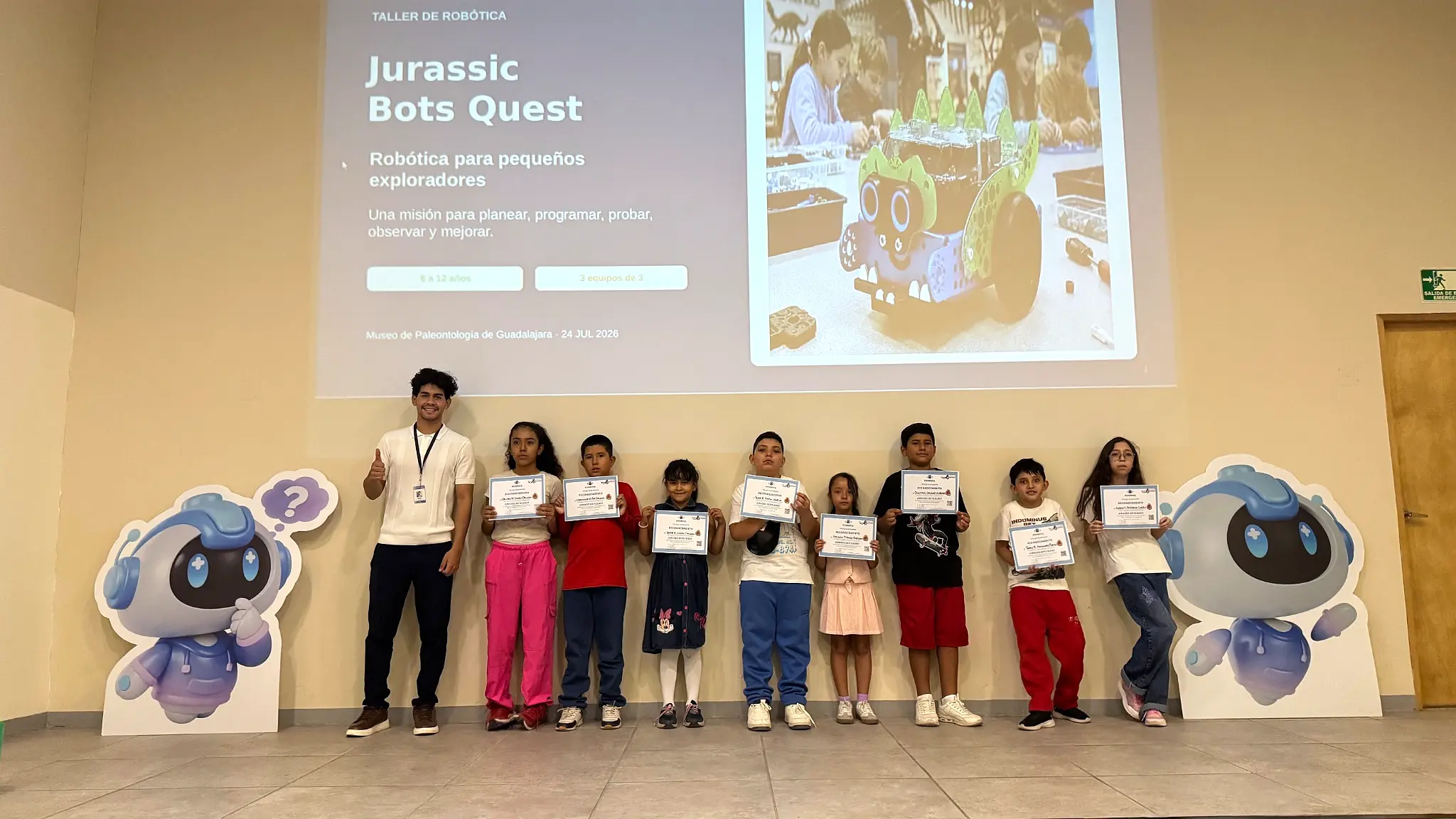 Participantes de Jurassic Bots mostrando sus reconocimientos junto al equipo de Innademy