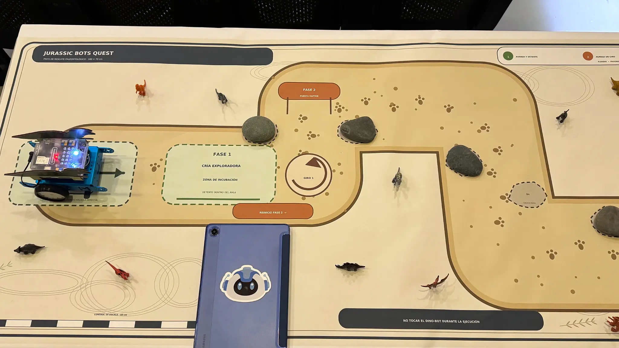 Pista, robot y materiales de la misión Jurassic Bots Quest