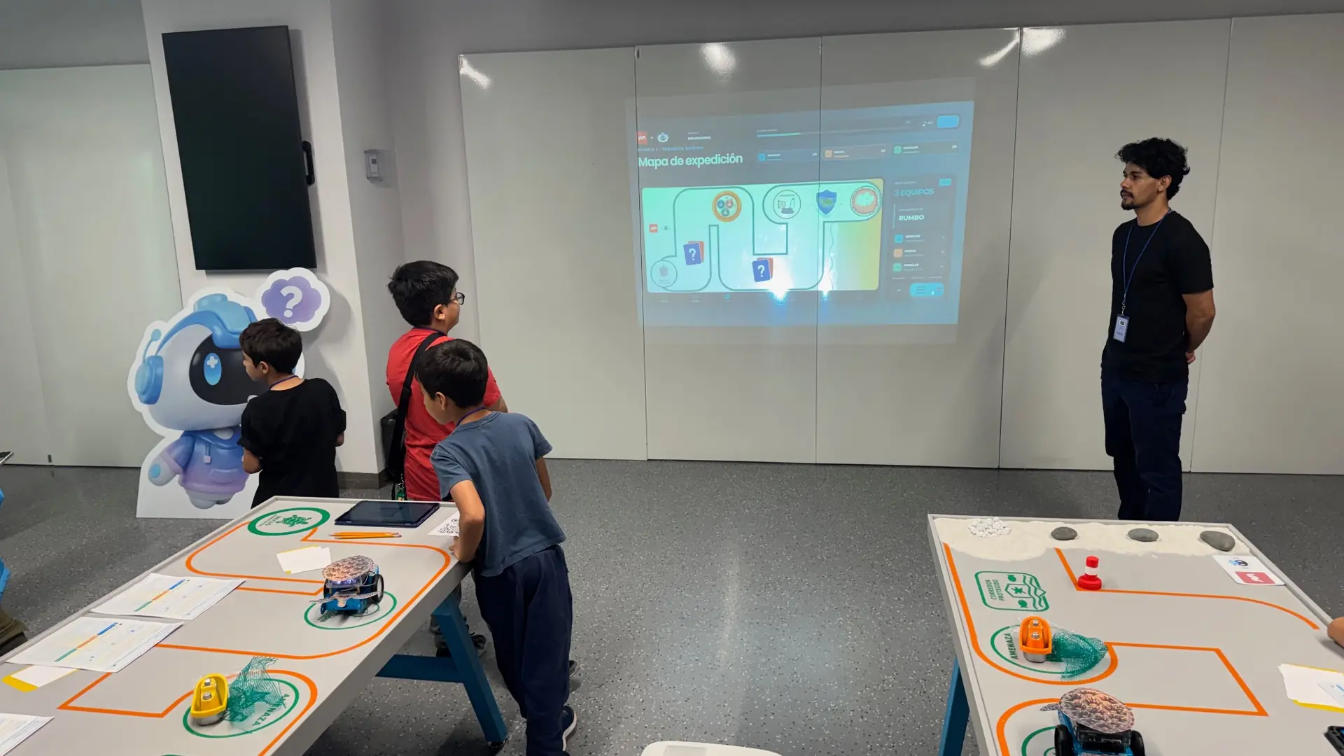 Participantes resolviendo La travesía de la tortuga, una misión de robótica educativa en JAPI