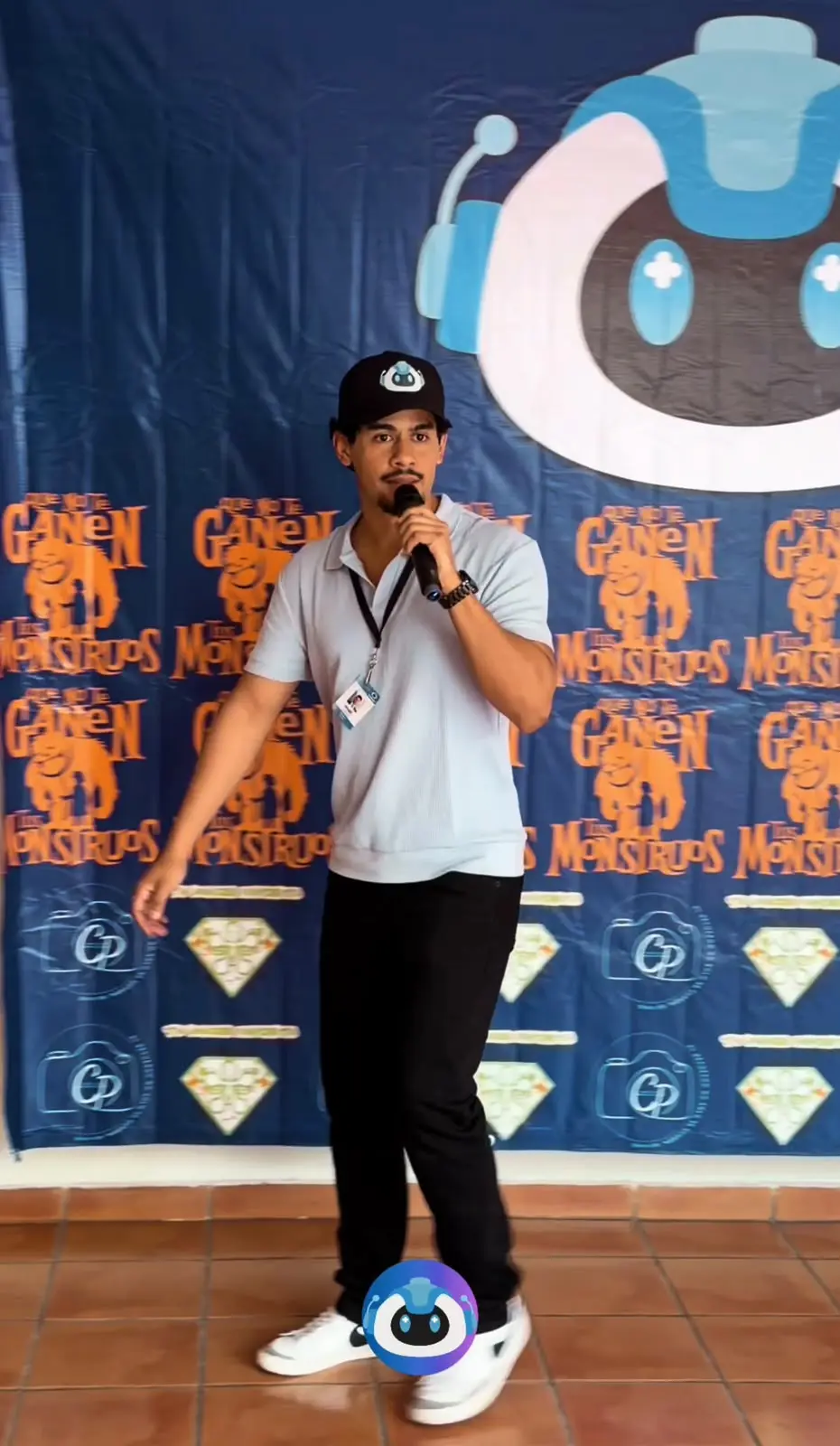 Ángel Romero presentando WOC GDL 2026 frente a la identidad visual del evento
