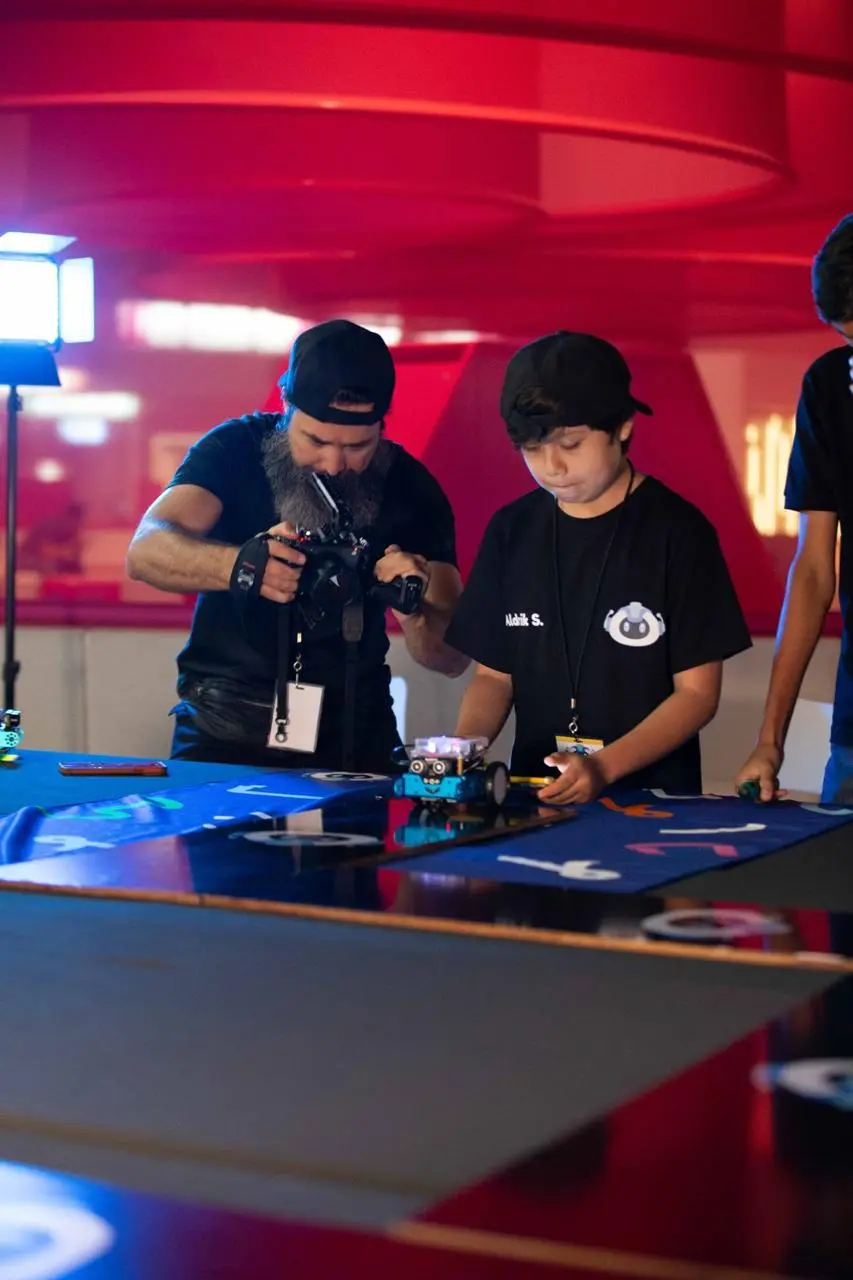 Participante ajustando su robot durante una ronda de WOC Ultra en JAPI